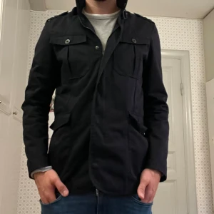 Field jacka - Skitsnygg jacka perfekt till hösten/vintern! Säljer den då jag tröttnat på den. Skick: 9/10. Kom gärna privat för frågor!