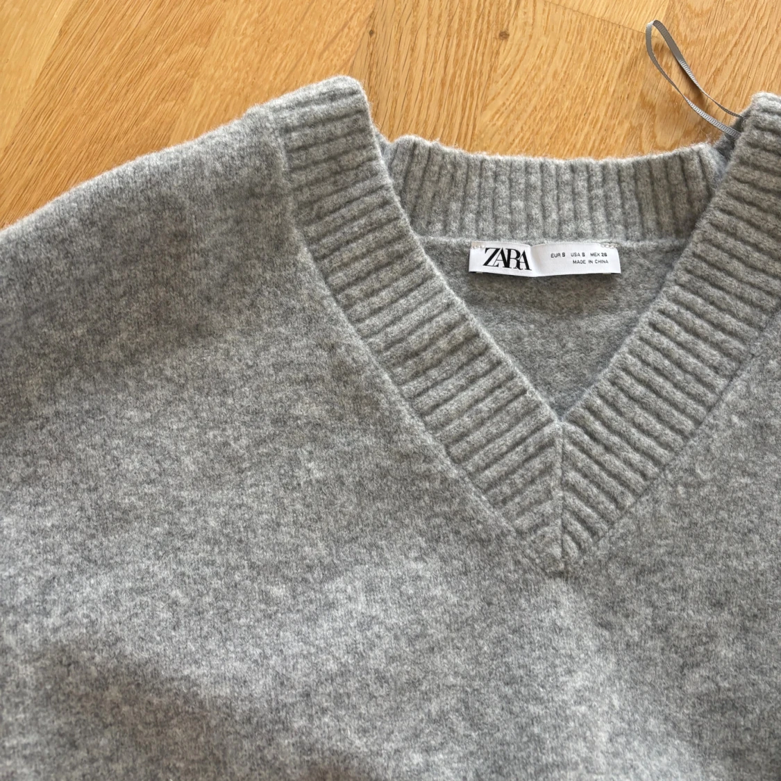 Grå stickad v-ringad tröja från Zara - 1