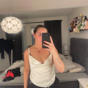 Vitt satinlinne  - Superfin topp ifrån Zara, inköpt för 3 år sedan för 359 men aldrig kommit till användning.