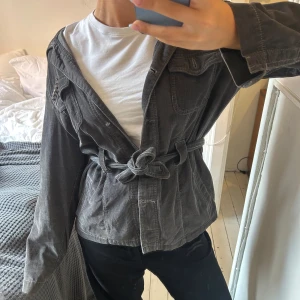 Grå höstjacka - Superskön o snygg grå höstjacka i manchestertyg, köpt i NYC på en secondhand, har klippt av knapparna men brukar knyta den☺️💕bara o skriva om man har frågor!!