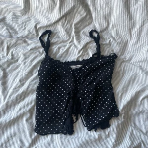 Svart prickig linnetopp med snörning - Säljer en svart prickig linnetopp från Zara!! Skriv ifall intresserad💞💞