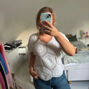 Topp - Så fin vit stickad topp i S/M❣️köpte i Köpenhamn och den har ingen lapp så ver tyvärr inte vart den är ifrån!