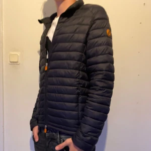 Save the duck dunjacka - Hej! Säljer en svin snygg dunjacka från save the duck, ny pris på 1800. Jackan är i 8/10 skick och storlek M men passar mer S skulle jag säga. Perfekt nu till hösten🍂 vid frågor osv bara att skriva!!🙌🏻 (Min kamera har gett upp på mig och därav bilderna dåliga..🫠)