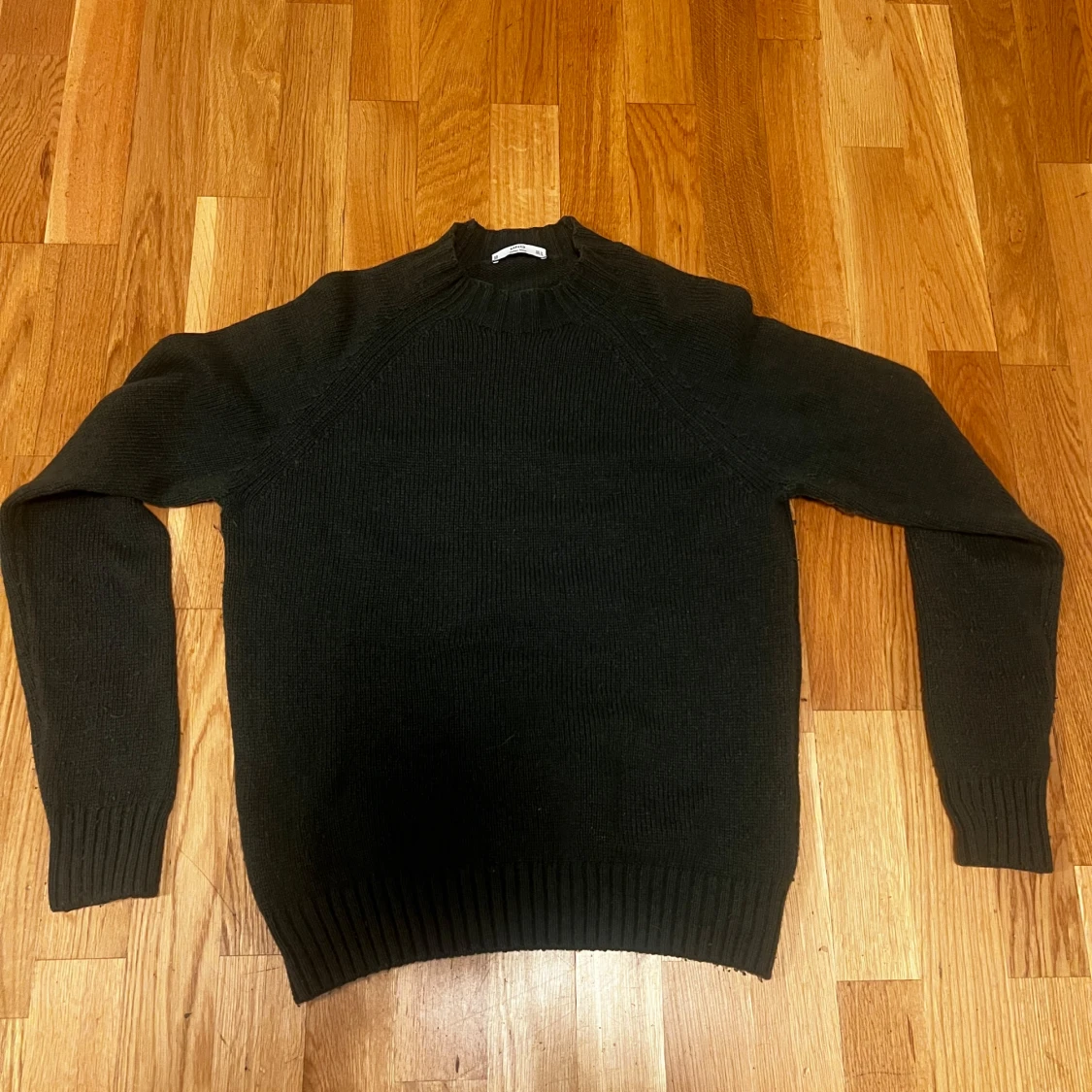 Mörkgrön stickad tröja med rund hals - 1