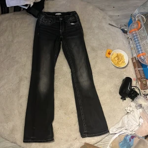 Svarta bootcut jeans Gina Tricot strl 158 - Snygga svarta jeans från Gina Tricot i storlek 158. Jeansen har bootcut-modell med markerade vita sömmar och klassiska fickor både fram och bak. Perfekta för dig som gillar en lite retro vibe och vill ha ett par jeans som sticker ut. Skriv privat för fler bilder❤️