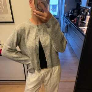 Grå kofta i mjuk ullmix - Supermysig grå kofta med rund hals och knappar framtill. Långärmad och enkel att matcha med, funkar till både jeans, över klänningar eller matcha med en fin kjol och ett linne under 💟🤍