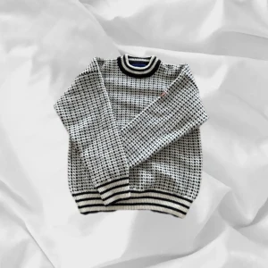 Bråtens Tröja - Stickad tröja från Bråtens i grått som passsr som L – enkel att matcha och skön att bära. Ett stilrent val, noggrant utvalt med omsorg av AM Clothing.  📩 Frågor? Hör gärna av dig! 📲 Följ oss här på Plick för fler uppdateringar. ♻️ Tack för att du handlar mer hållbart med AM Clothing!