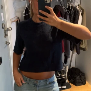 Mörkblå croppad topp - Mörkblå topp från nelly