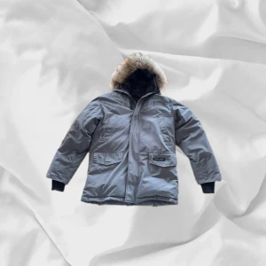 Canada Goose expedition Jacka - Snygg dunjacka från Canadá Goose i grå – enkel att matcha och skön att bära. Ett stilrent val, noggrant utvalt med omsorg av AM Clothing.  📩 Frågor? Hör gärna av dig! 📲 Följ oss här på Plik för fler uppdateringar. ♻️ Tack för att du handlar mer hållbart med AM Clothing!