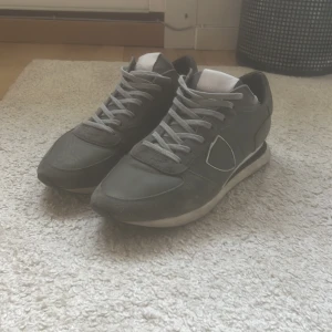 Philippe Model TRPX  - Säljer nu mina Philippe Models då de inte kommer till användning längre. Väldigt bekväma och passar till nästan allt. Skorna är i toppenskick och ser nästan nya ut, 9,5 av 10 i skick. Box och dustbag inkluderas. Pris kan diskuteras vid snabbare köp!