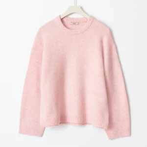 Rosa stickad tröja - En rosa stickad från gina tricot, nypris 399kr!!! kan diskutera priset!! den är lite nopprig med inget som märks och den är jätte söt!🩷