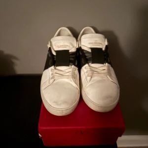 Valentino Open vit/svart - OBS DÅLIGA BILDER!! Om du vill köpa skriv kan jag skicka bättre bilder. Storlek 43, tvättar dom innan jag skickar. Skriv vid ett intresse!