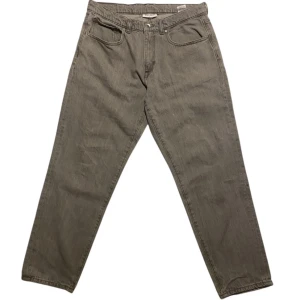 Grå Loose Vailent jeans - Ett par snygga lite baggy vailent jeans med färgen grå, aldrig använda, 43 cm midja och 134 cm längd. nypris ligger på 699