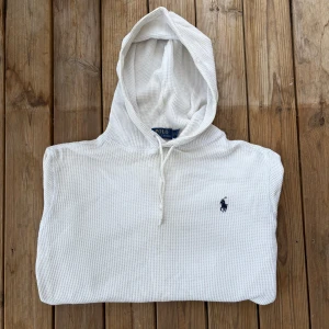 Ralph Lauren Stickad Hoddie - Tjena, säljer denna Ralph Lauren Stickade hoddie. Storlek S. Skicket är väldigt fint. Pris 399