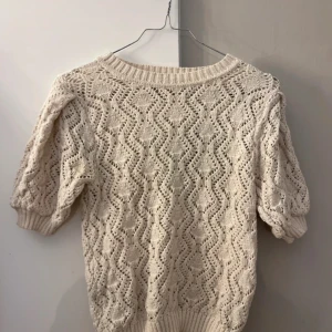 Virkad/stickad tröja  - Säljer denna superfina t-shirten/tröjan från Zara, använd fåtal gånger 💞