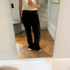 Svarta raka jeans i loose fit - jättesnygga vida midrise svarta jeans som tyvärr är lite för långa för mig 💞💞🍒🍒