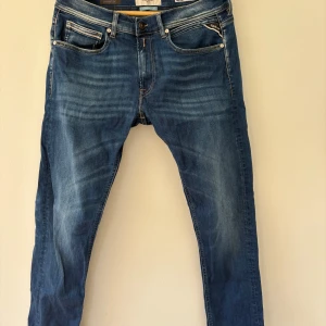 Replay Hyperflex blå jeans 32/34 - Snygga Replay Hyperflex jeans i klassisk blå tvätt Modellen har fem fickor, normal passform och raka ben. Perfekta för dig som gillar en stilren men avslappnad look. Knappt använd vilket syns då det inte har blivit sliten av tvättmaskin osv