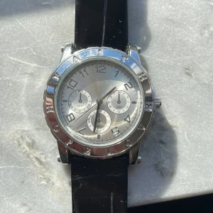 Klocka - Klocka med läderarmband från Glitter. Vet ej om den fungerar, säljer därför billigt💕