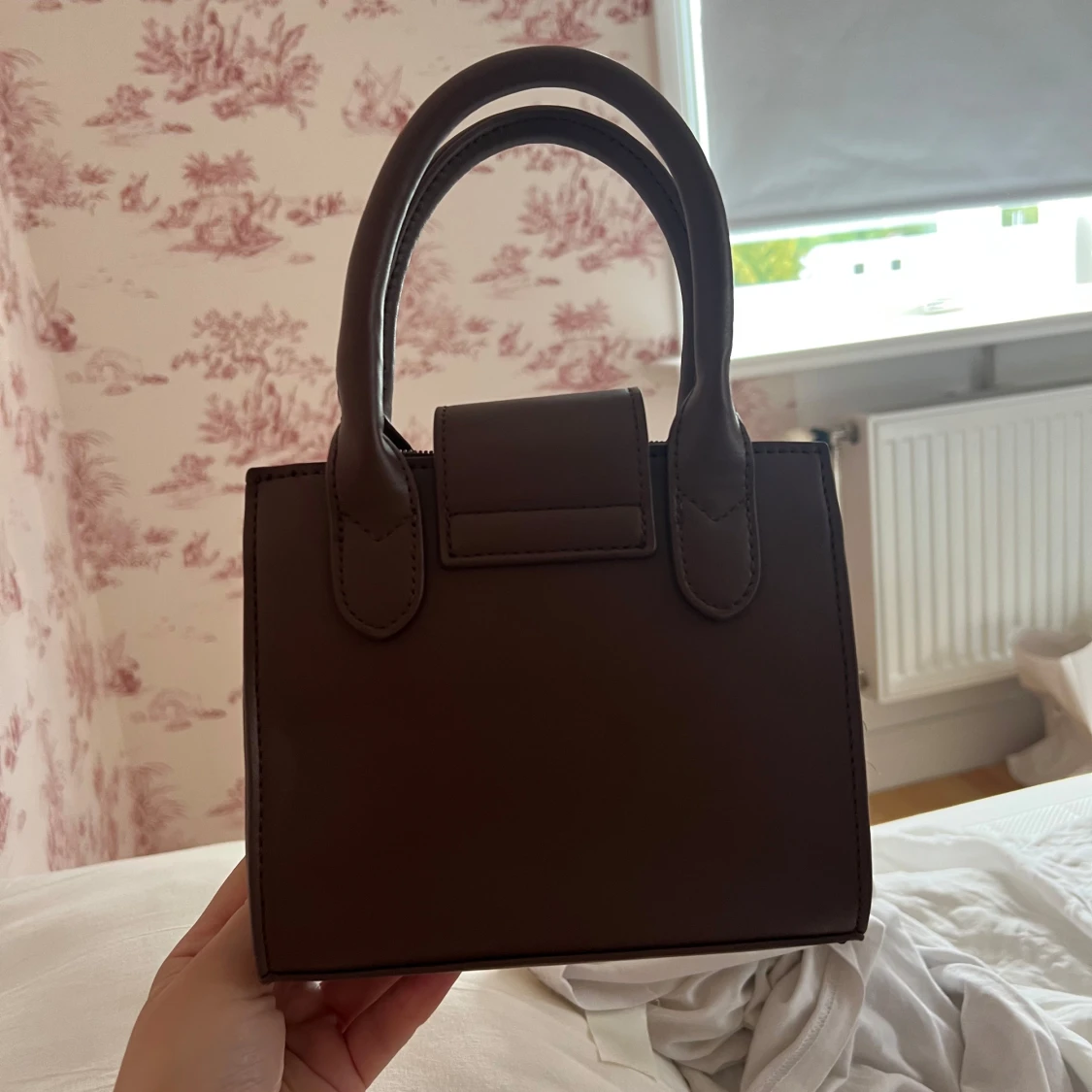 Brun handväska med flätad front - 1