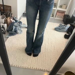 Blå bootcut jeans från H&M Divided -  Blå bootcut jeans från H&M Divided. Kan gå ner i pris!