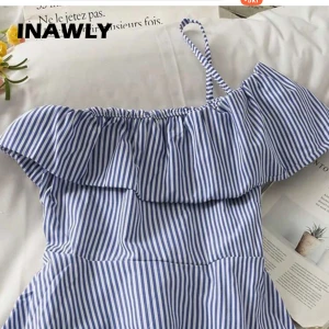 Randig blåvit topp med volang - Superfin topp i blåvitt randigt tyg. Toppen har offshoulder-modell med volang upptill och en stor rosett i midjan. Perfekt för sommarens alla tillfällen och ger en fräsch och trendig look.