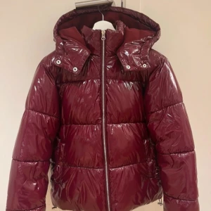 Nelly pufferjacket - Jätte fin och bra säljer därav jag valde en mindre storlek. Bilden är lånad men inga defekter och jätte bra väl hand. Jätte bra för värme så man fryser ej. 