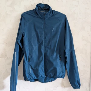 Blå vindjacka från Craft, stl S - Säljer en blå vindjacka från Craft i storlek S. Knappt använd, fint skick!