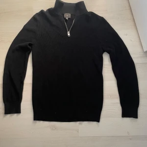 H&M half-zip - Tja, säljer denna feta half-zip tröjan från H&M med skön stickad design. Svart i storlek slimfit S. Säljer pga att den ej används längre plus att den är för liten. Nypris 600 mitt pris 400. Priset är alltid diskuterbart, hör av er vid frågor!