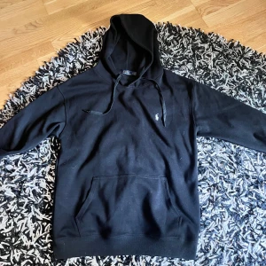 Ralph lauren hoodie - Säljer då den sitter lite för stort på mig, passar strl M och L.