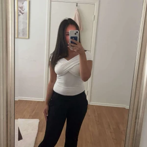 Svarta kostymbyxor  - Säljer ett par svarta kostymbyxor med rak passform och normal midja från bikbok, modellen säljs inte längre med slits längt ner.