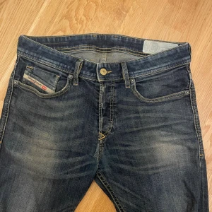 Diesel Jeans - Tja! Säljer ett par Diesel jeans slim fit storlek W29. De har slitningar i skrevet. Använd ett fåtal gånger och i mycket bra skick. Hör av er vid frågor!