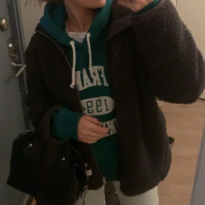 Grå teddyjacka med dragkedja - Mysig mörkgrå teddyjacka i storlek S/M från weekday 