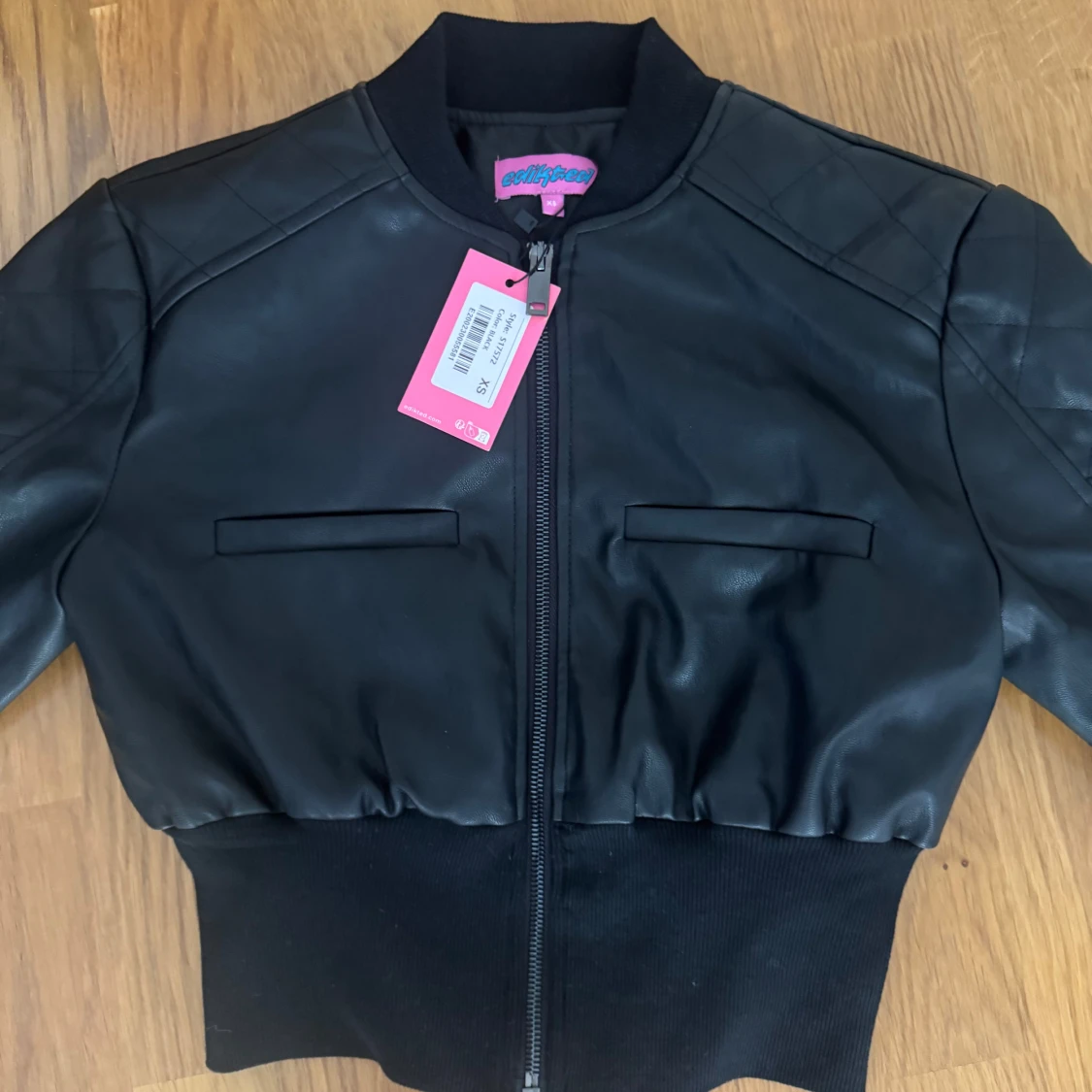 Svart croppad skinnjacka från Edikted - 3