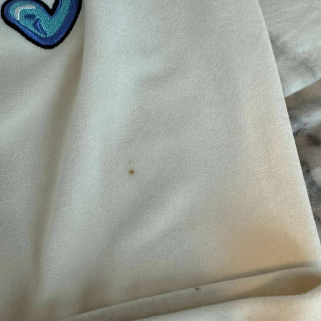 Juicy Couture vit hoodie med blått tryck - 4