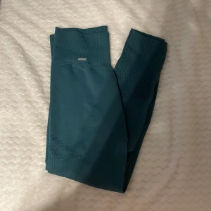 Gym leggings  - Ribbade gym leggings från Aimn i storlek L. Använda men i väldigt bra skick utan defekter 💓💓 Nypris 600kr