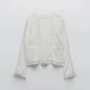 Stickad tröja - Stickad tröja med fina spets detaljer ifrån Zara💗