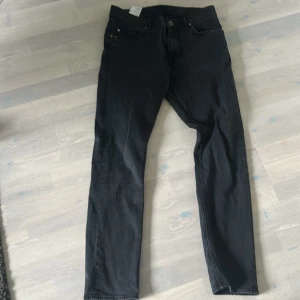 Svarta jeansbyxor från tiger of sweden - Svarta jeans från tiger of sweden. Dem har slim fit passform men lite mer åt baggy hållet. Skick 10/10 inga defekter. Pris kan diskuteras vid snabb affär. Skriv om ni har frågor👍🏻