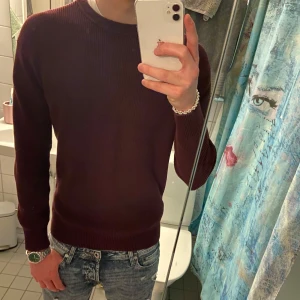 Vinröd sweater från Zara - Riktigt fet vinröd stickad tröja från Zara som ger dig en stilren look vilket du kan matcha med allt. Tröjan är i nyskick och storleken är S. Den är lite för liten för mig därför säljer jag den. 
