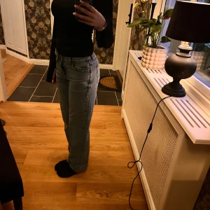 Blå jeans - Säljer ett par snygga blå jeans från Ginatricot. Dem är använda fåtal gånger och är i bra skick. Dem är mid waist men sitter mer som lågmidjat. 