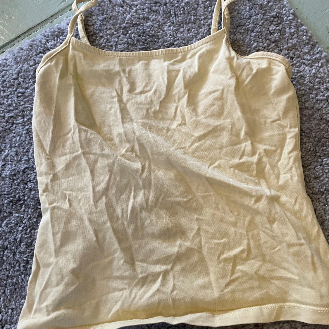 Ljusgul linnetopp med smala axelband