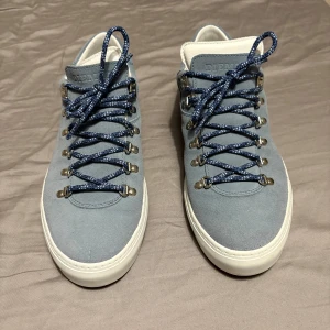 Blå mockasneakers från Diemme - Snygga sneakers från Diemme i ljusblå mocka med vit sula och vit insida. Använda max 3 gånger precis som nyskick. Box,dustbag plus extra snörning tillkommer, vid fler bilder skriv privat