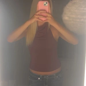 Vinröd ärmlös halterneck topp - Säljer en supersnygg vinröd halternecktopp. Lite osäker på storleken men tror de är storlek xs. Super bra skick knappt använd❤️