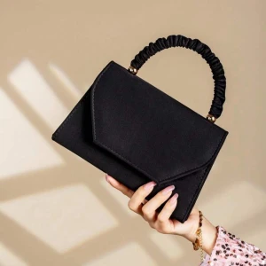 Liten väska - Liten väska, perfekt för balen! Aldrig använd.