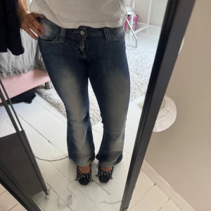 Cheap Monday jeans - Säljer dessa så snygga och trendiga jeans då de tyvär ej passar längre🥲 använda men i bra skick! Små i storleken skulle säga passar en s