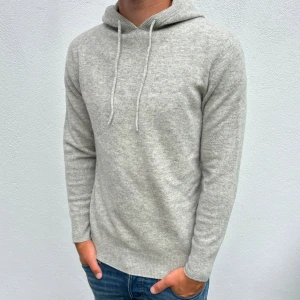 Kashmir/Merino hoodie - Ljusgrå Kashmir/Merino hoodie | Storlek XS | Modellen som är 177cm lång, passar mindre | Endast använd 1 gång, skick 10/10 | Hör av dig vid frågor🌟