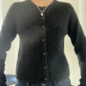 Svart Stickad kofta - Jag säljer min svarta stickade kofta i storlek S från Gina tricot som jag köpte förra året. Den är använd men fortfarande i ett bra skick, inga defekter. Pris går att diskutera!🤗
