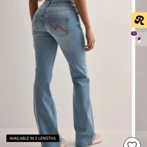 Jeans från Nelly  - Säljer nu mina superfina och trendiga jeans från Nelly, sällan använda och är i ett otroligt fint skick!🩷köptes för 699kr.