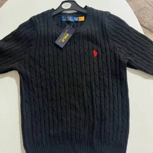 Svart stickad tröja från Ralph Lauren - Säljer en tröja från polo Ralph lauren har inte använt den bara provat den på  