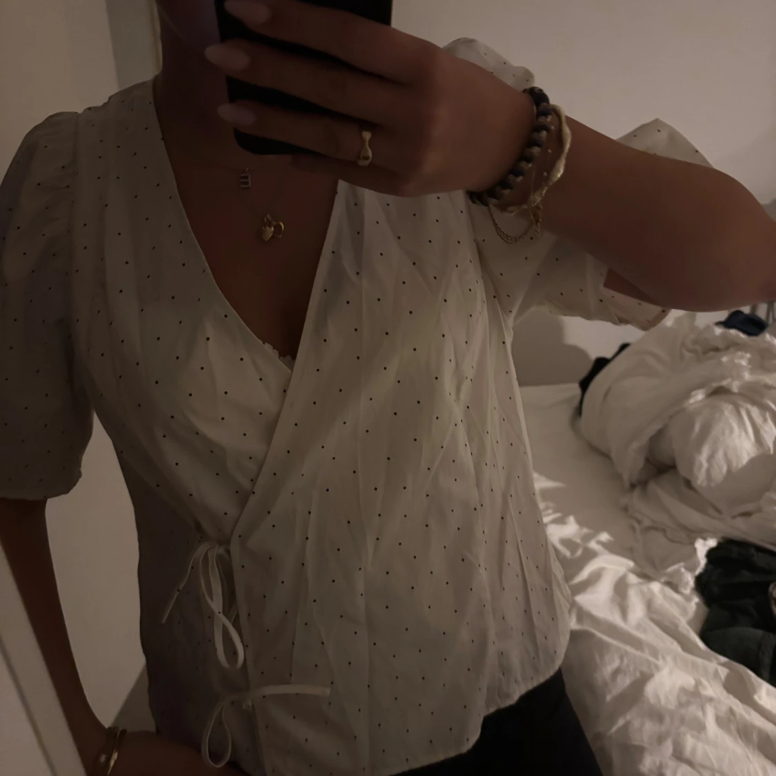 Vit omlottblus med prickigt mönster