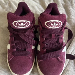 Adiadas campus  - Adidas campus skor i färgen burgundy, storlek 37. Köpta nyligen men har vissa tecken på användning, men är i princip nya🩷